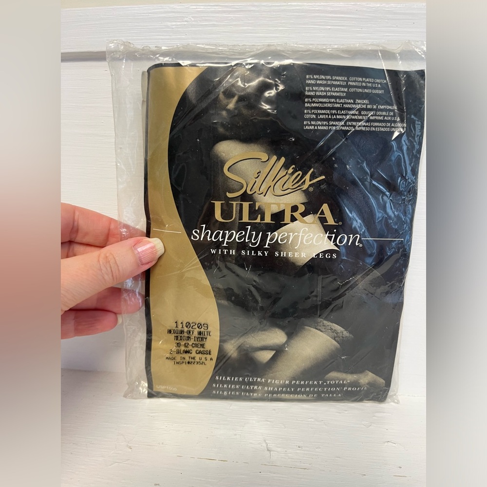 Silkies Ultra Shapely Perfection Pantyhose Silky Sheer Legs Size M Off White Y2K